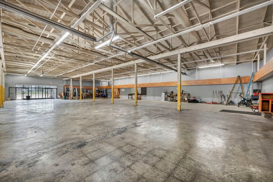 More Photos Of 215 W Bridge St, Elyria General Retail For Sale