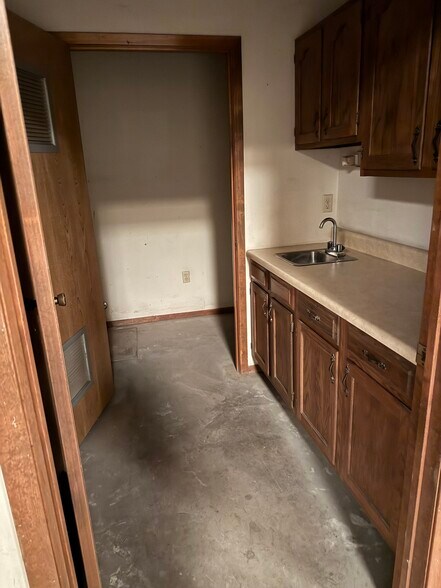 More Photos Of 2301 Oak St, Abilene Unknown For Lease