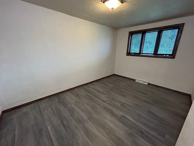 More Photos Of 802 S Military Ave, Green Bay Freestanding For Sale