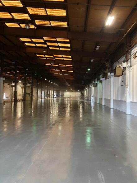 More Photos Of 417 N Arch St, Milton Warehouse For Lease