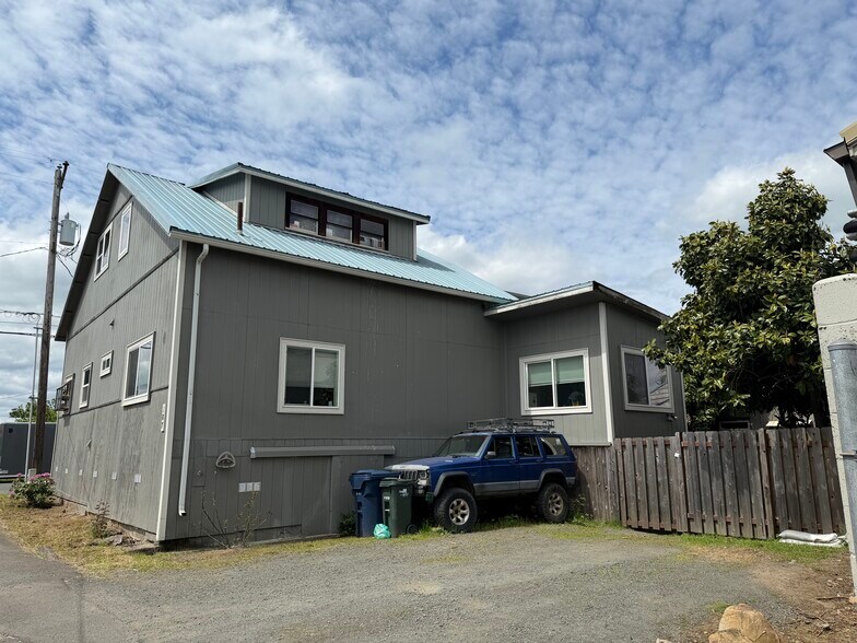 More Photos Of 187 W Oregon Ave, Creswell Flex For Sale