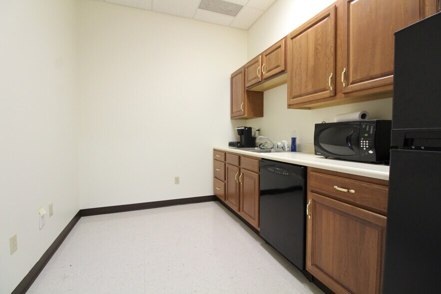 More Photos Of 917 3rd Ave, Huntington Storefront Retail Office For Lease