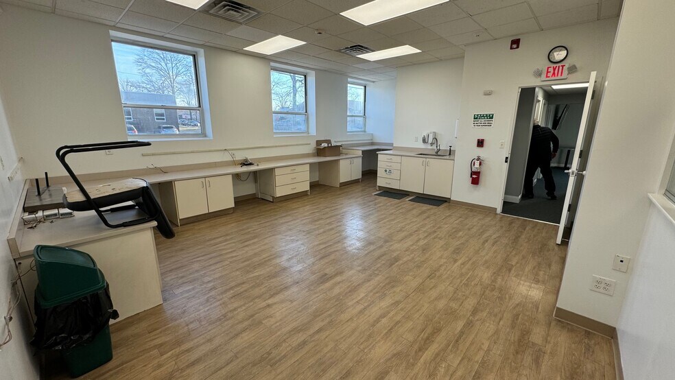 More Photos Of 236 Blackford Ave, Middlesex Warehouse For Lease