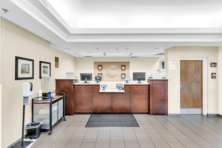 More Photos Of 400 E International Speedway Blvd, Deland Hotel For Sale