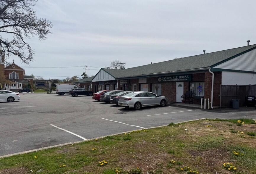 More Photos Of 117 Main St, East Islip Freestanding For Lease