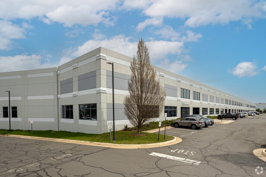 More Photos Of 3931 Avion Park Ct, Chantilly Warehouse For Lease