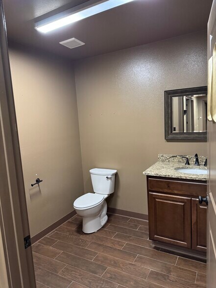 More Photos Of 2301 Oak St, Abilene Unknown For Lease