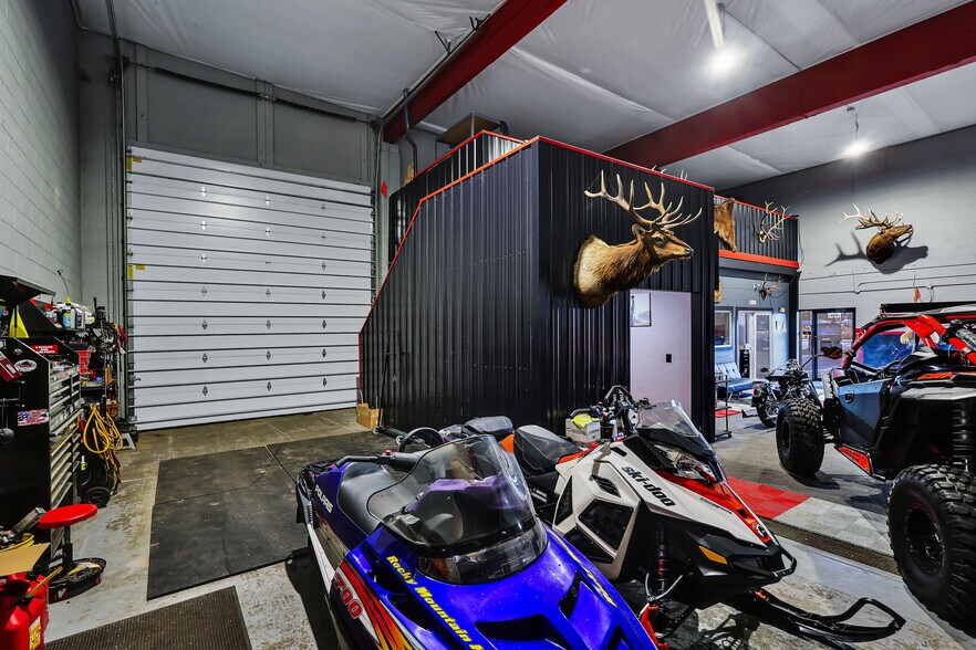 More Photos Of 7168 N Government Way, Dalton Gardens Warehouse For Sale