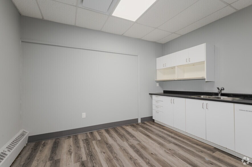 More Photos Of 340-390 Saskatoon St, London Showroom For Lease
