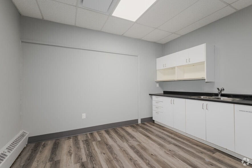 More Photos Of 340-390 Saskatoon St, London Showroom For Lease