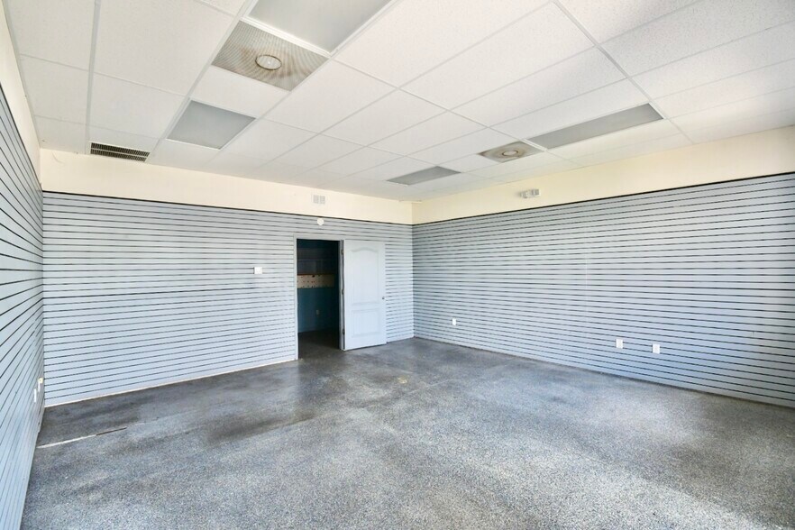 More Photos Of 17218 Toledo Blade Blvd, Port Charlotte Unknown For Lease