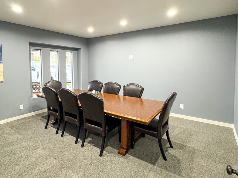 More Photos Of 119 E 2nd St, Hallettsville Office For Lease