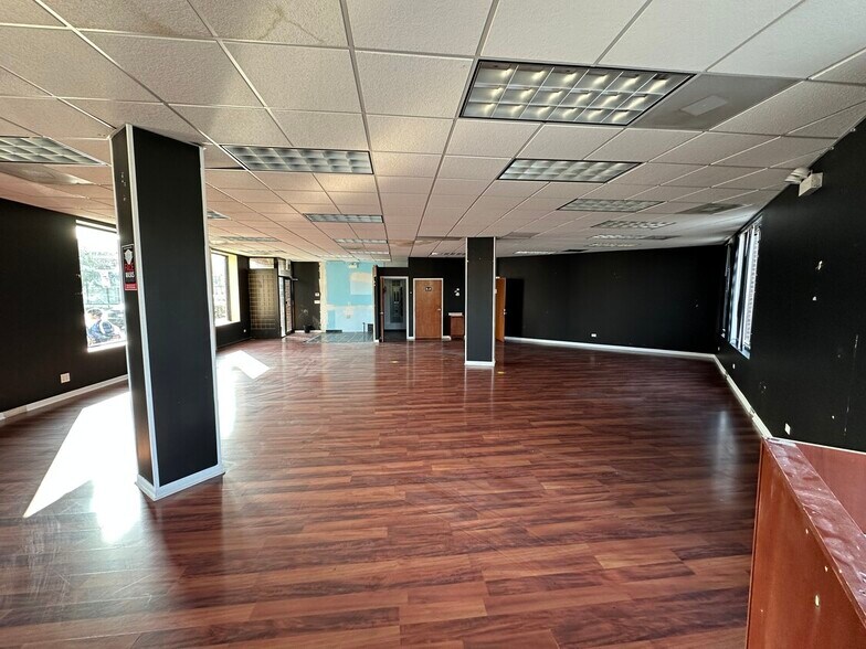 More Photos Of 3200-3220 N Milwaukee Ave, Chicago Storefront Retail Office For Lease