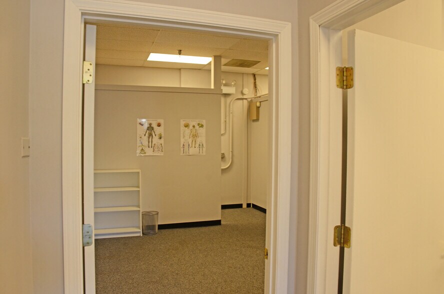 More Photos Of 910-946 N Green Bay Rd, Waukegan General Retail For Lease