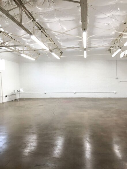 More Photos Of 2007 Farrington St, Dallas Distribution For Lease