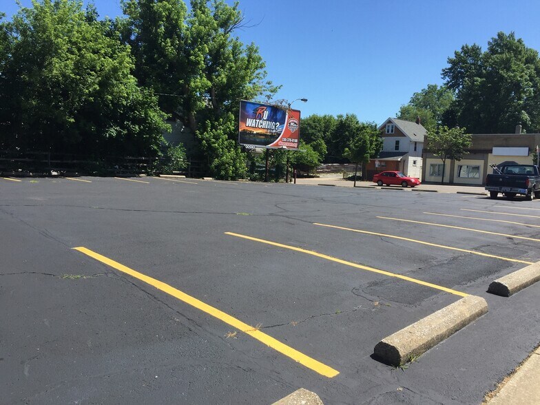 More Photos Of 942 N Main St, Akron Storefront Retail Office For Lease