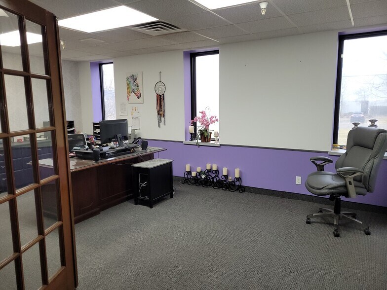 More Photos Of 400 Commerce Ct, Vadnais Heights Manufacturing For Sale