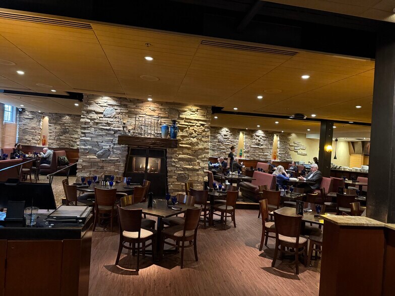 More Photos Of 251-253 7th St W, Saint Paul Storefront Retail Office For Lease