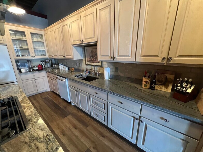 More Photos Of 119 E 5th St, Bonham Restaurant For Sale