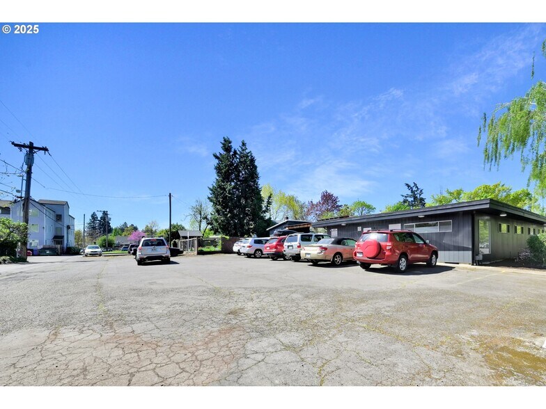 More Photos Of 1413 Charnelton St, Eugene Office For Sale