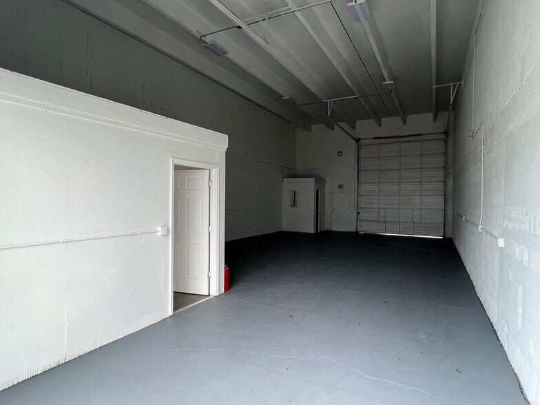 More Photos Of 895 NE Dixie Hwy, Jensen Beach Unknown For Lease