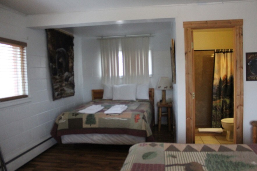 More Photos Of 501 S 6th St, Thermopolis Hotel For Sale
