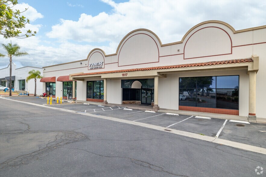 More Photos Of 1617 Capalina Rd, San Marcos Showroom For Lease