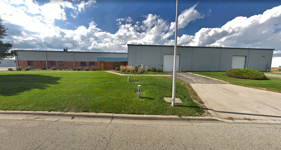 More Photos Of 740 Schneider Dr, South Elgin Manufacturing For Sale