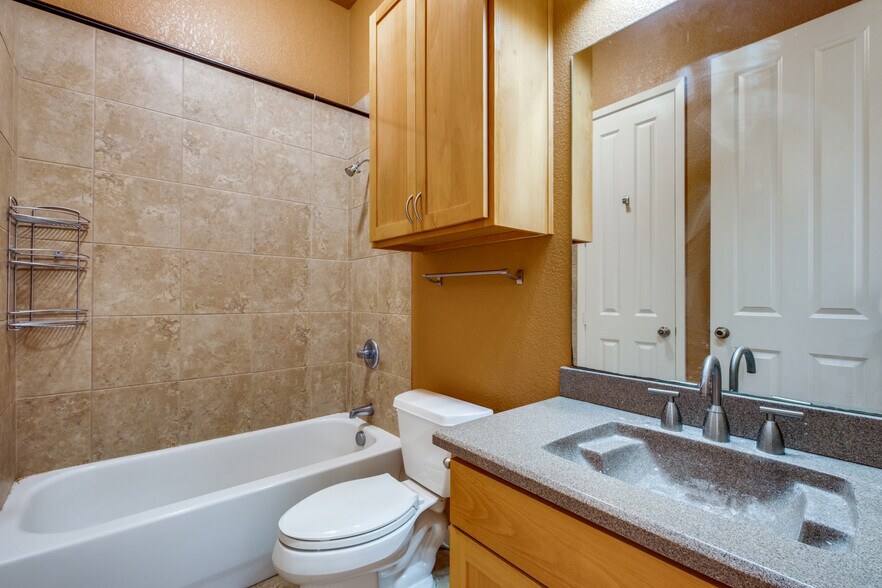 More Photos Of 2002 Moser Ave, Dallas Land For Sale