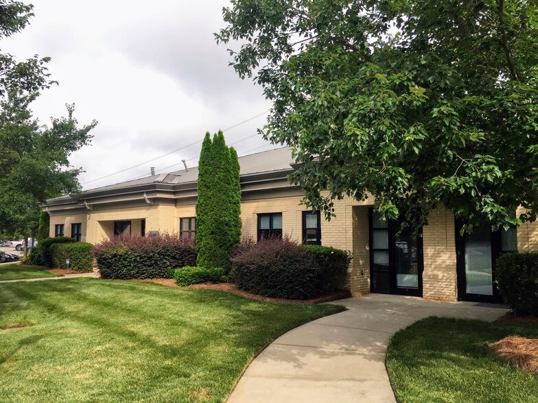 More Photos Of 9723 Northcross Center Ct, Huntersville Office For Lease
