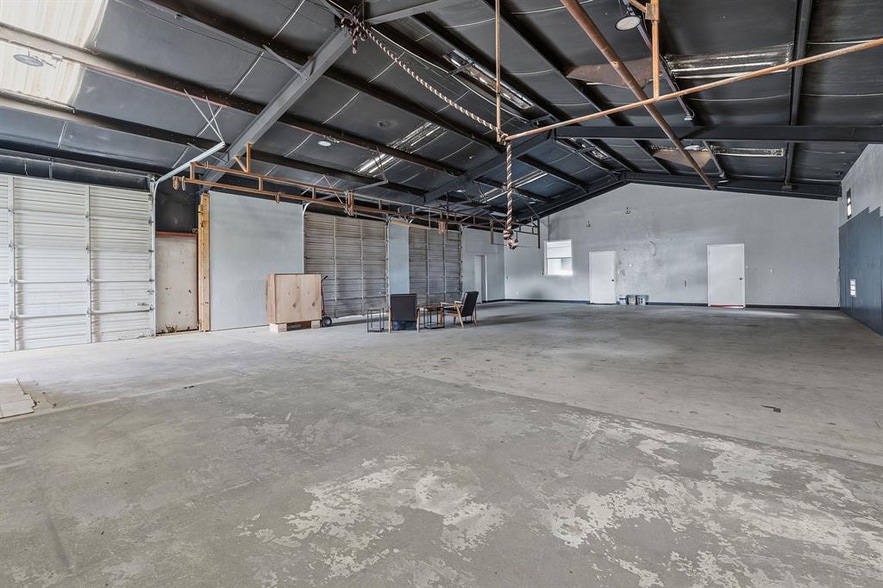 More Photos Of 9221 Highway 290 W, Austin Light Manufacturing For Sale