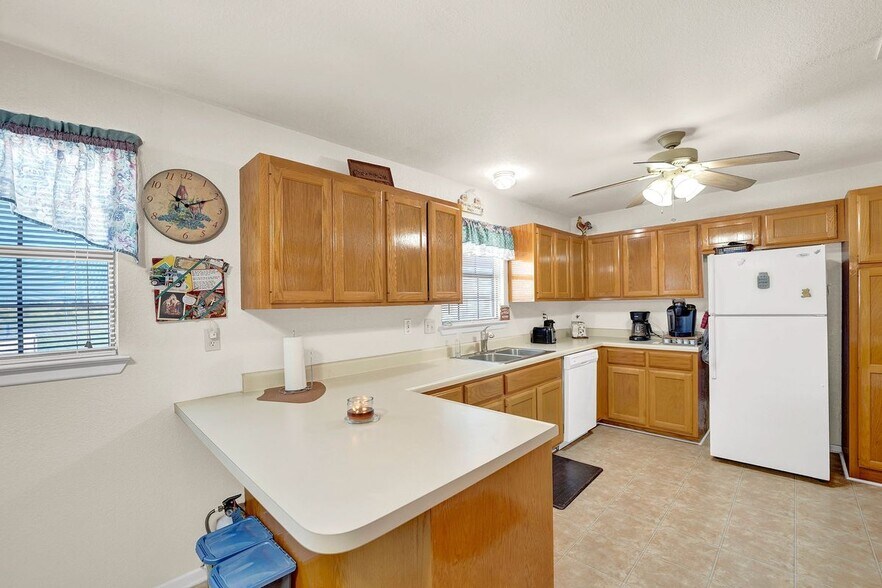 More Photos Of 389 Interstate 35 S, Devine Unknown For Lease