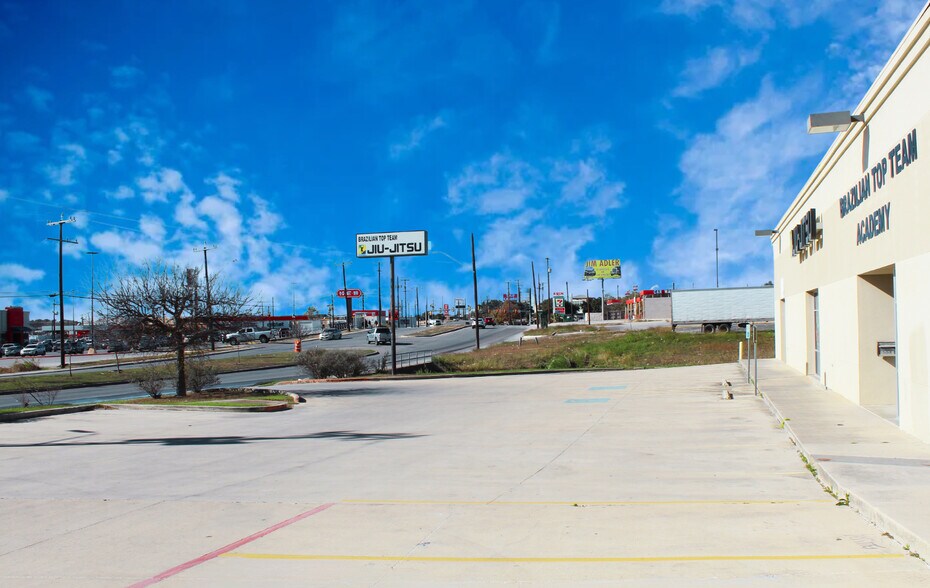 More Photos Of 4447 Thousand Oaks, San Antonio Freestanding For Sale