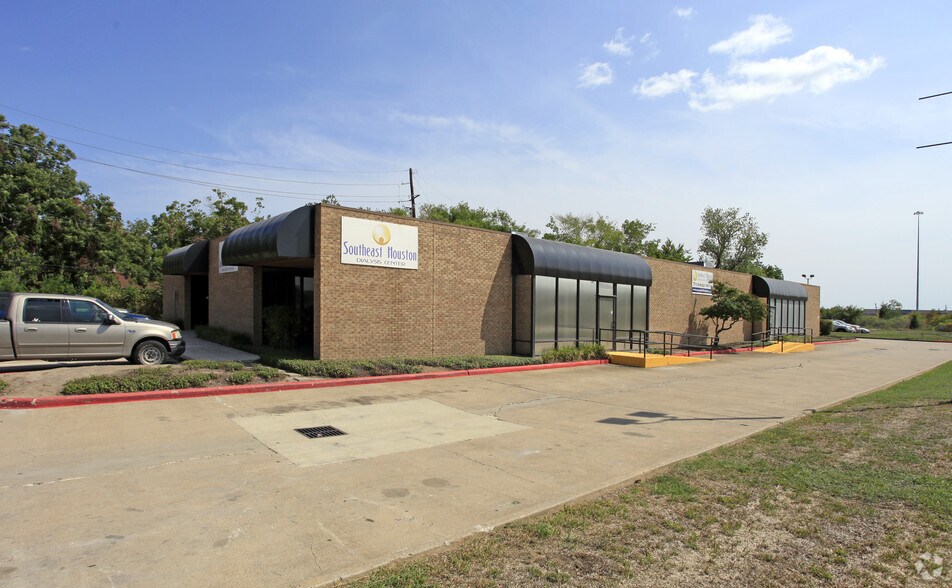 More Photos Of 7505-7563 South Fwy, Houston Unknown For Lease