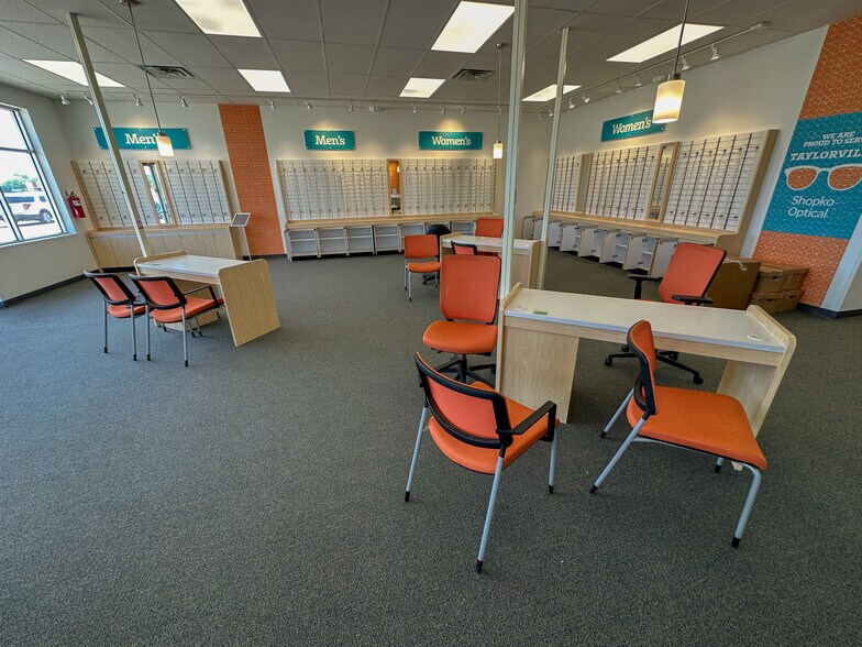 More Photos Of 1514-1528 W Springfield Rd, Taylorville Unknown For Lease