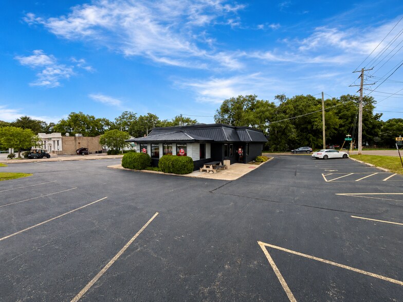 More Photos Of 215 W Lincoln Hwy, Dekalb Restaurant For Lease