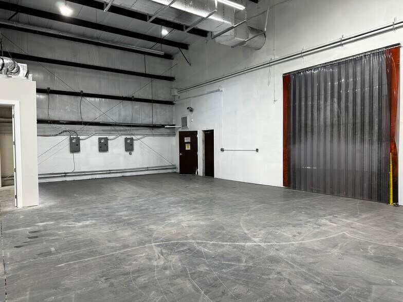 More Photos Of 13809 Monroes Business Park, Tampa Warehouse For Lease