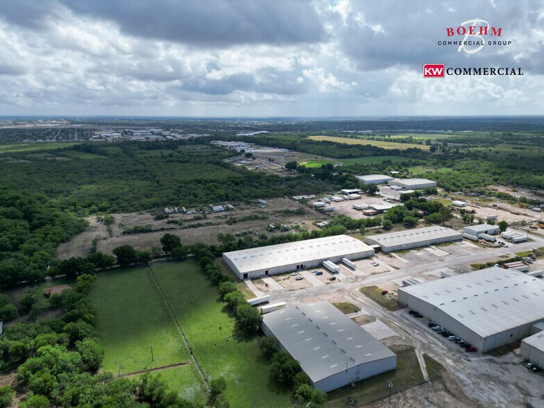 More Photos Of 100 Lupita Cir, Del Rio Distribution For Sale