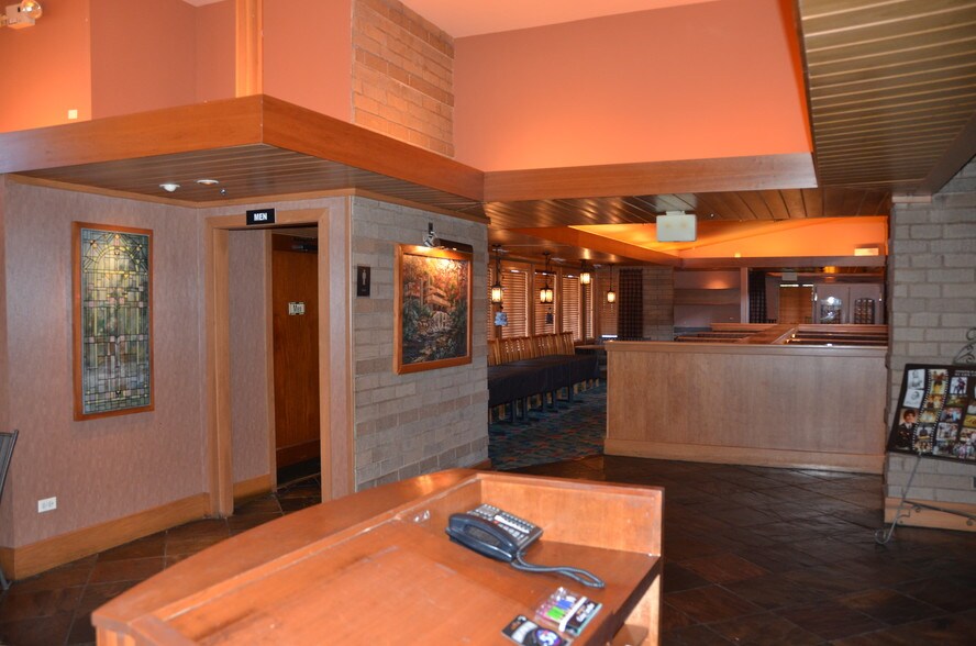 More Photos Of 300 Veterans Pky, Bolingbrook Restaurant For Sale