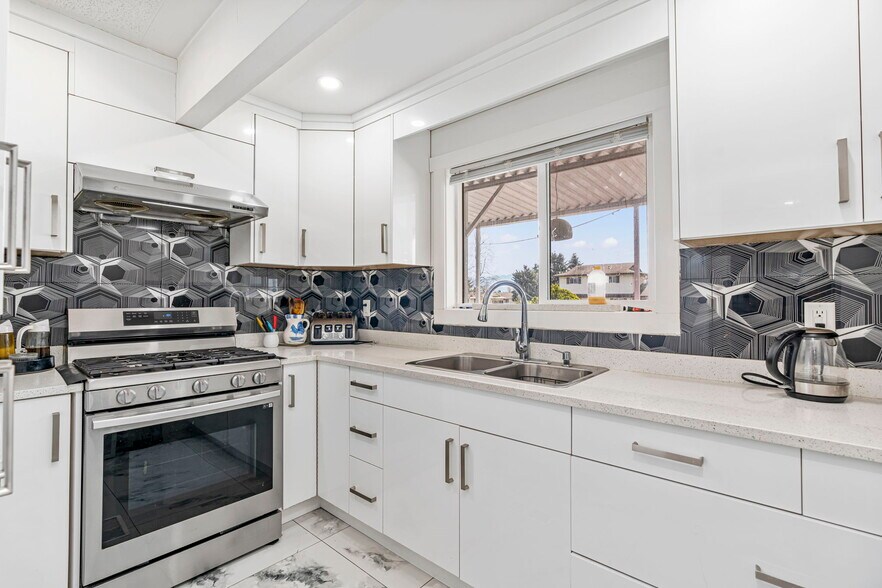 More Photos Of 32354 Marshall Rd, Abbotsford Freestanding For Sale