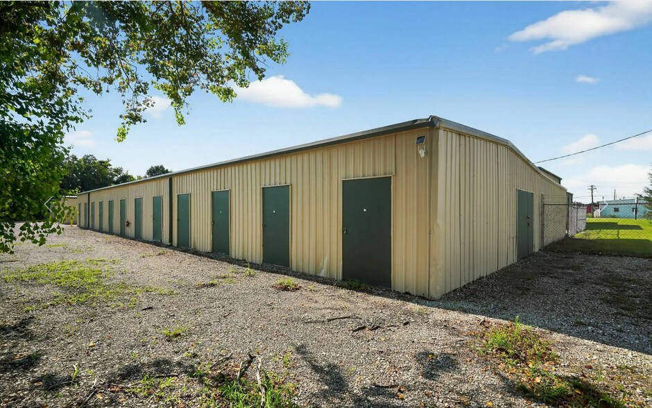 More Photos Of 2209 Richard St, Abbeville Self Storage For Sale