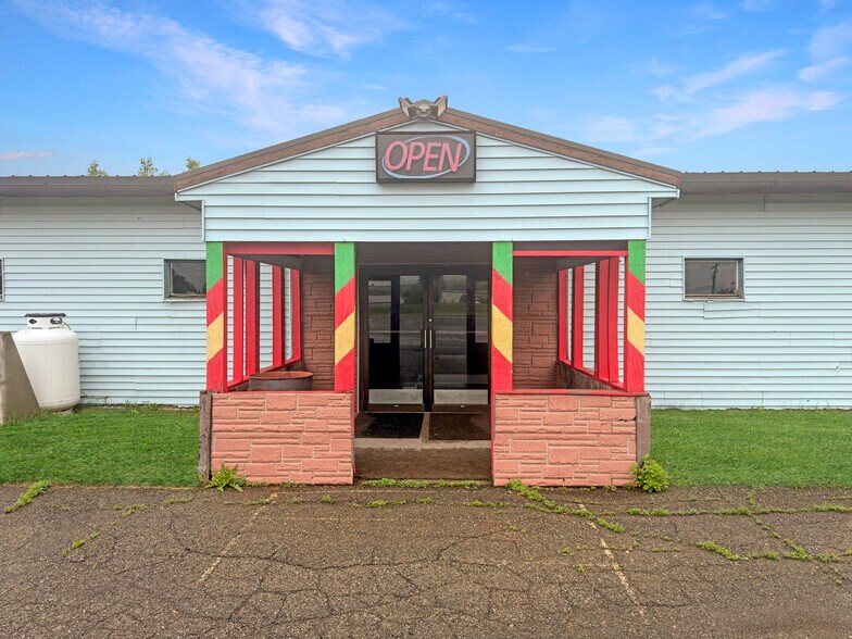 More Photos Of 18 Access Hwy, Caribou Sports And Entertainment For Sale