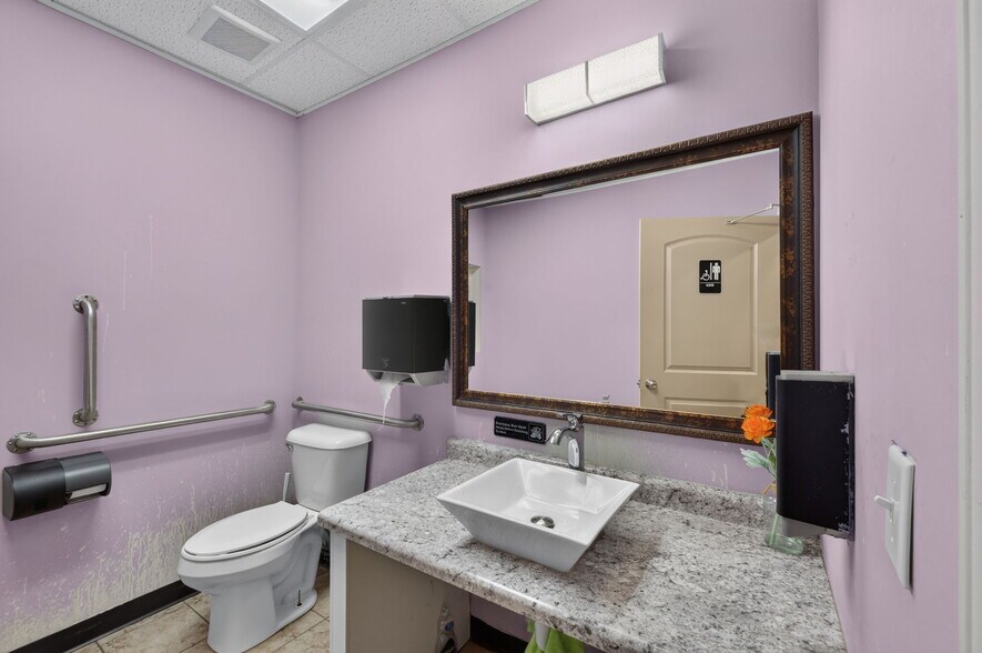 More Photos Of 1938 S Glenstone Ave, Springfield General Retail For Sale