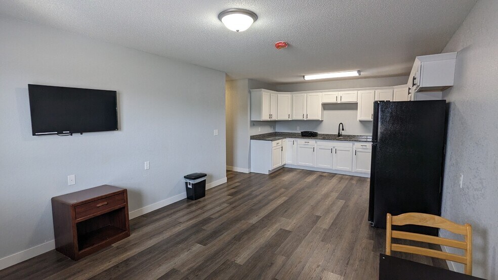 More Photos Of 1955 1st Ave N, Windom Hotel For Sale