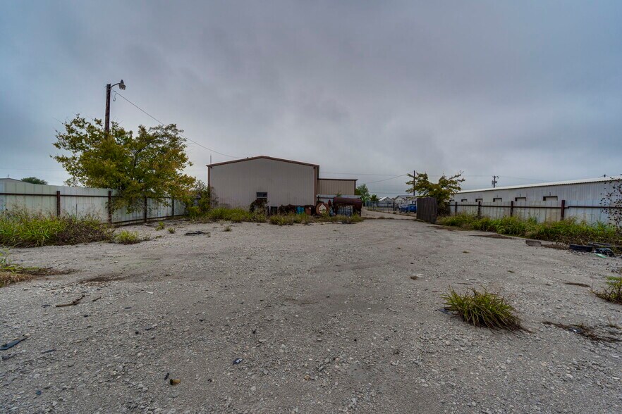 More Photos Of 108 West Gillum, Grandview Warehouse For Sale