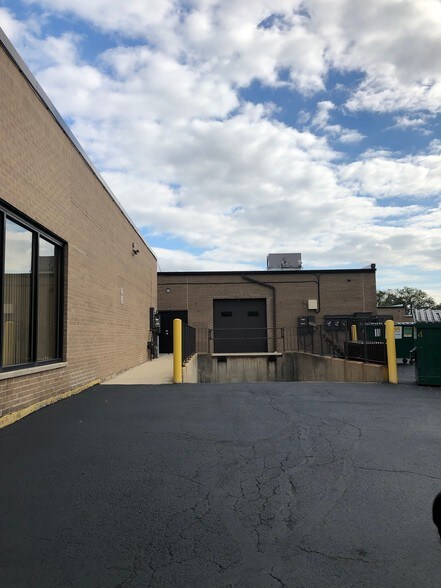 More Photos Of 220-320 Howard Ave, Des Plaines Light Distribution For Sale