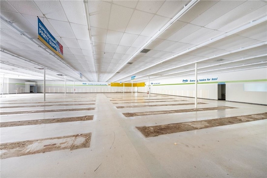 More Photos Of 970 E Church St, Jasper Freestanding For Sale