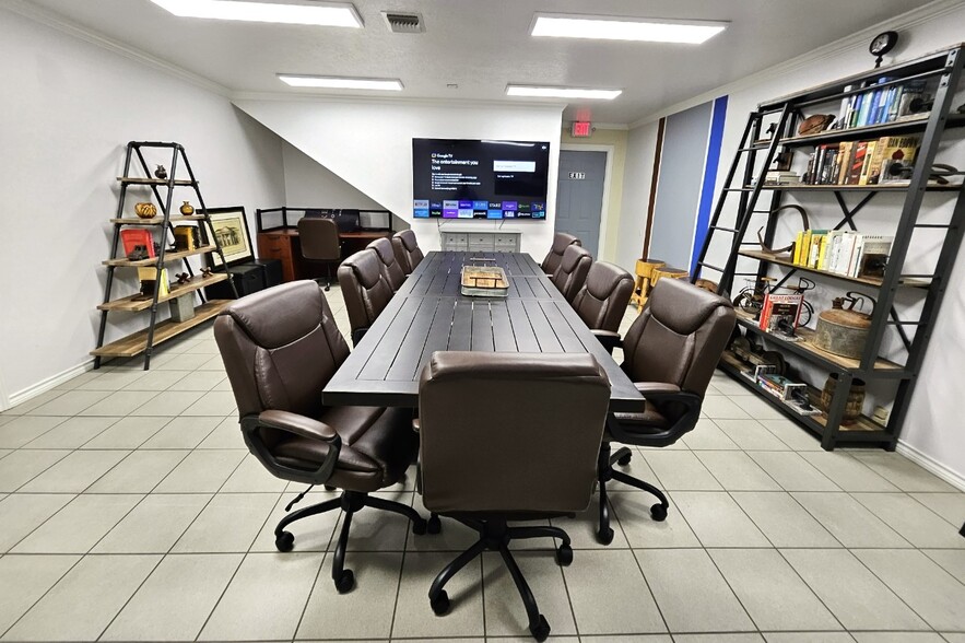 More Photos Of 2409 Maxwell Ln, Deer Park Office For Lease