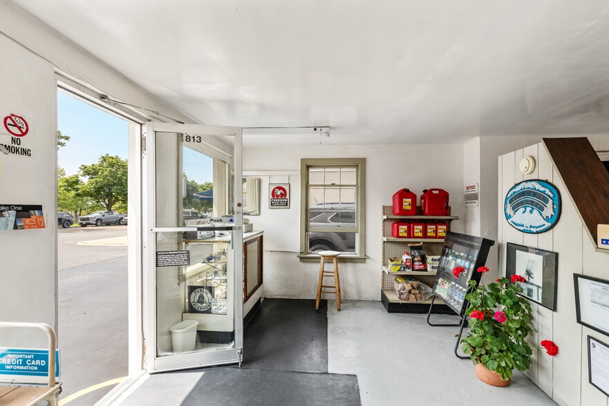 More Photos Of 809 Montauk Hwy, Montauk Auto Repair For Sale