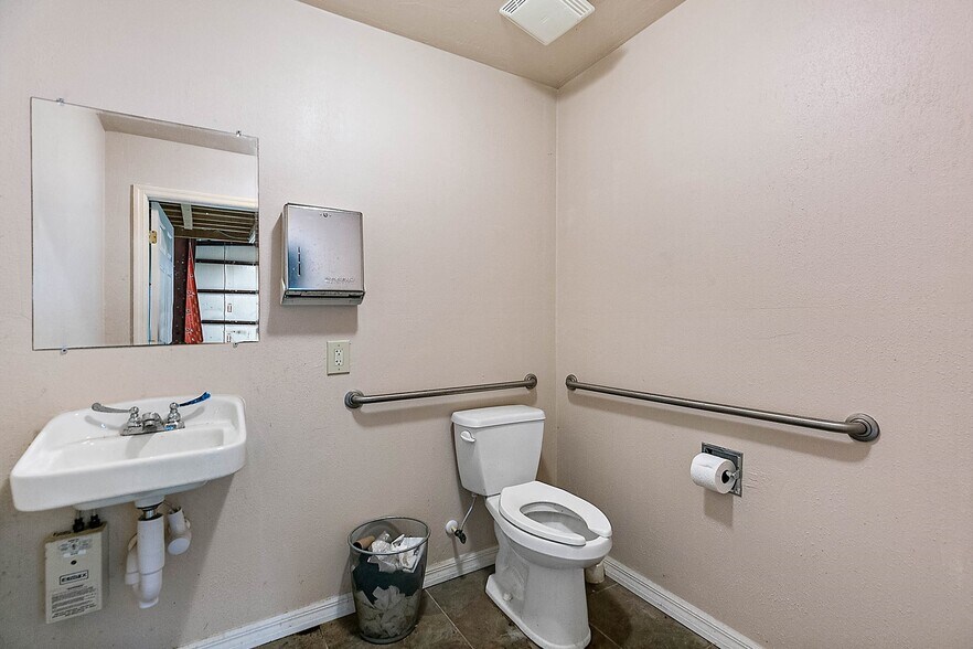 More Photos Of 6790 65th Way N, Pinellas Park Freestanding For Lease